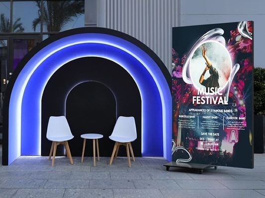 Energieeinsparende, hohe Helligkeit doppelseitige LED-Plakatanzeige Farbenreiche Multifunktionswerbung Videowand
