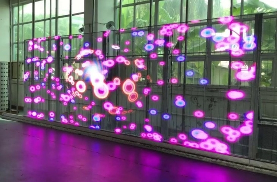 220W/ M2 transparente Anzeige 5000nits 7.8mm LED Mesh Screen Outdoor Glass Window