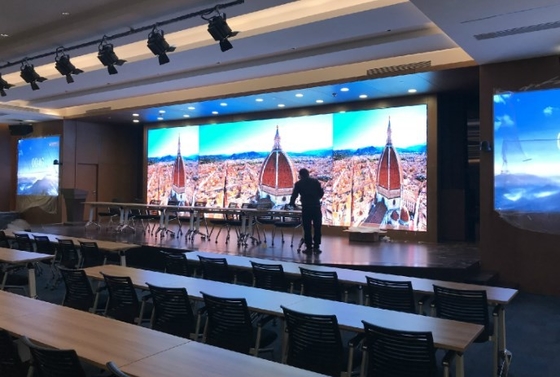 Kleines Pixel P2.5 Innen-LED zeigen farbenreicher LED-Bildschirm-breiten Betrachtungs-Winkel an
